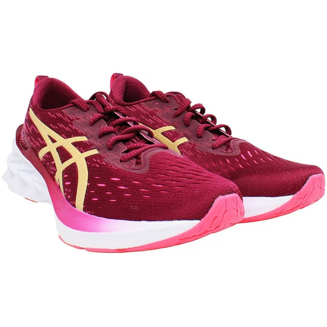Ontworpen voor de moderne hardloper die comfort, responsiviteit en opvallende esthetiek zoekt, zijn de ASICS NovaBlast 2 Dames Roze Sneakers een veelzijdige keuze voor zowel casual joggers als toegewijde atleten. De gedurfde roze kleur voegt niet alleen een vleugje vrouwelijkheid toe, maar zorgt ook voor zichtbaarheid op de baan.

Belangrijkste Kenmerken:

 FlyteFoam Blast Middenzool:  De NovaBlast 2 beschikt over ASICS' innovatieve FlyteFoam Blast-technologie in de middenzool, die een energiek en responsief gevoel geeft bij elke stap. Dit lichtgewicht materiaal verbetert de demping zonder in te boeten op prestaties.

 Uitgebreide Achtervoet GEL Technologie:  Een kenmerkende functie is de integratie van GEL-technologie in de achtervoet, die superieure schokabsorptie biedt tijdens hakslagen. Dit minimaliseert impactkrachten, wat leidt tot een soepelere en comfortabelere loopervaring.

 Trusstic Systeem Technologie:  Het Trusstic Systeem verhoogt de stabiliteit en ondersteuning zonder extra gewicht toe te voegen. Het verstevigt het middenvoetgebied, voorkomt overmatige draaiing en zorgt voor een veilige pasvorm voor verschillende voetvormen.

 Ademend Mesh Bovenwerk:  Het ademende mesh bovenwerk houdt je voeten koel en comfortabel, zelfs tijdens intense workouts. Het materiaal bevordert de luchtstroom, voorkomt oververhitting en vochtophoping.

 OrthoLite X-40 Inlegzool:  Ontworpen voor langdurig comfort, biedt de OrthoLite X-40 inlegzool vochtbeheer en ademend vermogen, waardoor een droge en gezonde omgeving voor je voeten wordt gegarandeerd tijdens je run.

 AHAR Rubber Buitenzool:  De duurzame AHAR (ASICS High Abrasion Rubber) buitenzool zorgt voor uitstekende grip en verlengt de levensduur van de schoen. Het biedt betrouwbare grip op verschillende oppervlakken, waardoor deze sneakers geschikt zijn voor zowel straat- als trailrunning.