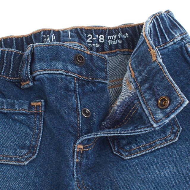 Este pantalón flare para bebé combina comodidad y estilo con un toque moderno. 

Su diseño ajustado en caderas y muslos se abre a partir de la rodilla para un clásico estilo acampanado que aporta movimiento y fluidez. 

Confeccionado en mezclilla de textura flexible, asegura un calce cómodo y adaptable para todo el día.

Cuenta con una cintura elástica sin cierre, lo que facilita su ajuste y colocación, acompañado de un práctico botón a presión. Incluye un total de 4 bolsillos, que aportan funcionalidad y un toque casual. 

Perfecto para el día a día, este pantalón ofrece un ajuste cómodo y práctico sin sacrificar el estilo.
 Composición: 99% Algodón, 1% Elastano
 Cuidados:
- Lavar a máquina con agua fría.
- Utilizar colores similares en el lavado.
- Evitar el uso de blanqueadores.
- Secar a baja temperatura en secadora.
- Planchar a baja temperatura.
- No lavar en seco.