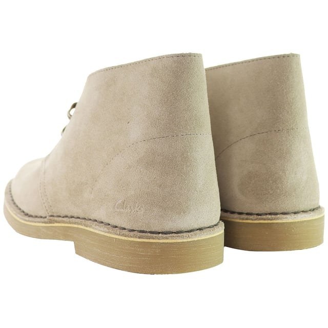 Las botas Clarks Desert para mujer en color marrón son una opción clásica y versátil para las mujeres que aprecian el estilo atemporal, la comodidad y la calidad. Clarks es famosa por su compromiso con la fabricación de calzado cómodo y bien hecho, y las botas Desert son una de sus creaciones icónicas. Aquí tienes una descripción de las principales características:

 Parte superior de ante o piel:  Las botas Desert se fabrican normalmente con una parte superior de ante o cuero de primera calidad, que proporciona tanto calidad como un aspecto elegante. Puedes elegir entre ante y piel en función de tu estilo personal y tus preferencias.

 Estilo de bota chukka:  Las botas Desert presentan un estilo de bota chukka, caracterizado por su corte a la altura del tobillo y su diseño sencillo y sin adornos. Este diseño añade un toque de elegancia y versatilidad a las botas, haciéndolas adecuadas para diversas ocasiones.

 Cierre de cordones: estas botas suelen tener un cierre de cordones, que permite un ajuste seguro y regulable. Los cordones añaden un aspecto clásico y versátil a la vez que garantizan un ajuste personalizado.

 Suela de crepé: Las botas vienen con una suela de crepé, conocida por su comodidad y amortiguación. Proporciona una excelente absorción de impactos y reduce la fatiga, haciéndolas cómodas para un uso prolongado.
