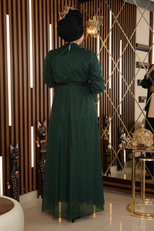 Stoffmerkmal: Hergestellt aus glitzerndem Chiffon-Stoff. Produktmerkmal: Neues Hijab-Modestück der Saison. Gefüttert. Mit Knopfverschluss am Rücken. Elastischer Bund. Manschetten mit Steinverzierungen. Wird mit einem abnehmbaren Gürtel geliefert. Aufgrund von Konzeptfotoshootings kann es zu leichten Farbabweichungen beim Produkt kommen. Das Model trägt Größe 38. Größe 38 Abendkleid
