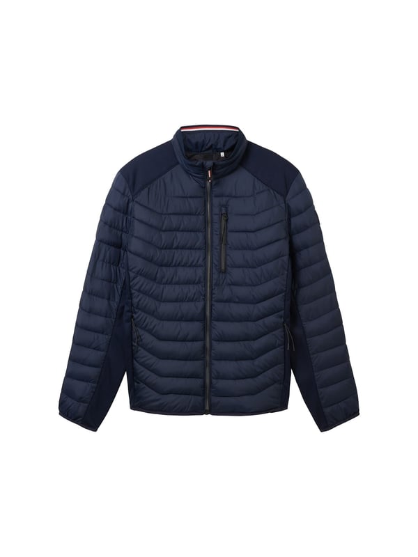De gewatteerde jas van Tom Tailor is een jas voor heren die geen compromis willen sluiten tussen stijl en comfort. De jas is gemaakt van hoogwaardige materialen die zorgen voor een hoog niveau van comfort en duurzaamheid. Het is uitgerust met onderhoudsvriendelijke vezels die zorgen voor een eenvoudige reiniging en een aangename grip. De gewatteerde jas heeft een regular fit en biedt een optimale pasvorm en bewegingsvrijheid. Een opstaande kraag die de wind uit je nek houdt en zorgt voor een sportieve look is een must. De jas is voorzien van een doorlopende ritssluiting met kinbescherming, hierdoor is het aan- en uittrekken gemakkelijk en biedt het een goede bescherming. Er zijn twee zakken met ritssluiting en een borstzak waarin je kleine spullen veilig kunt opbergen. De jas is geschikt voor de overgangs- en koudere dagen, omdat hij je warm en droog houdt. De gewatteerde jas van Tom Tailor is een jas die je voor elke gelegenheid kunt dragen, of je nu gaat wandelen, winkelen of vrienden ontmoet. De gewatteerde jas van Tom Tailor is een jas die je niet meer wilt uittrekken.
