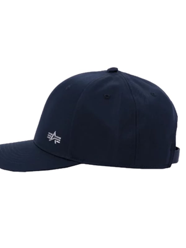 Diese Herren-Basecap vereint Stil und Funktionalität für jeden Anlass. Das markante 3D-Logo auf der Vorderseite verleiht ihr eine moderne und hochwertige Optik. Mit einer stufenlos verstellbaren Metallschnalle lässt sich die Cap individuell anpassen und sorgt für einen perfekten Sitz. Ziernähte auf dem Schirm unterstreichen das detailreiche Design und machen die Cap besonders langlebig. Bestickte Luftlöcher sorgen für eine optimale Luftdurchlässigkeit, damit Sie auch an warmen Tagen einen kühlen Kopf bewahren. Ein vielseitiges Accessoire, das jedem Outfit eine sportlich-elegante Note verleiht. Ideal für den Alltag, Freizeit oder sportliche Aktivitäten.