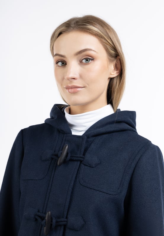 Geen vulling  De duffelcoat van DreiMaster Klassik is gemaakt van een zachte kwaliteit met een wolaandeel en heeft een klassieke, rechte snit. De karakteristieke houten kapittelsluitingen kenmerken de stijl, daaronder zit een robuuste ritssluiting. Twee grote zakken met drukknopen, een capuchon en een DreiMaster-logoborduursel op de bovenarm geven de tussenjas een tijdloze uitstraling.  Overgangsjas van wolmix