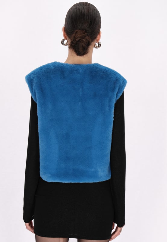 Geef je wintergarderobe een boost met dit funky, mouwloze vest met kort bont. De zachte buitenkant en binnenvoering zorgen voor warmte en comfort, perfect voor koude dagen. Met een V-hals, verborgen sluiting en rechte zoom biedt het een casual maar stijlvolle look. Dit wintervest is gemaakt voor een moderne jonge vrouw en houdt je het hele seizoen lang behaaglijk.  Waistcoat
