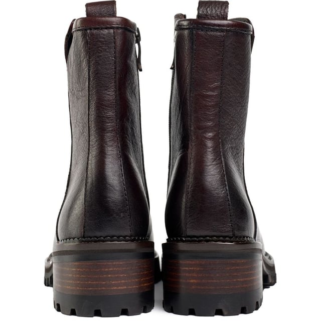 Presentamos la Bota Tobillera The Sole Crafted Thimble, un faro de estilo y comodidad versátil con un toque de rusticidad. Envuelta en piel negra premium, estas exclusivas botas tobilleras ofrecen sofisticación y durabilidad. Con elegantes superiores de cuero, lujosa forro de cuero y una suela con tacos, cada detalle está meticulosamente elaborado. Ya sea que salgas por la noche o enfrentes un largo día de trabajo o universidad, las botas Sole Stitch aportan un toque distinguido a cualquier atuendo.
