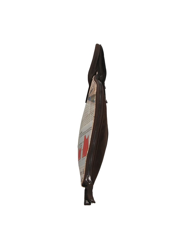 Bolso de mano unisex de doble compartimento con bandolera regulable extraíble. Exterior de piel genuina con frontal saffiano estampado, interior de neopreno con varios bolsillos. Producto artesanal