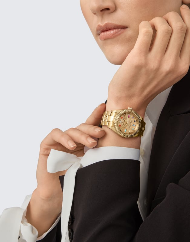 Dit Philipp Plein Dames horloge beschikt over een Quartz binnenwerk. De kast (36 mm mm) is vervaardigd uit RVS (Goudkleurig) en heeft een Mineraalglas. De band is Goudkleurig RVS. Dit horloge uit de Philipp Plein Queen reeks is een mooi en tijdloos geschenk. Verras jezelf of iemand anders met dit cadeau. Bovendien geniet u hierbij van 2 jaar garantie tegen alle fabricagefouten.