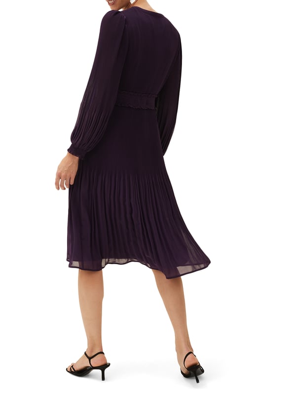 Embrace elegance with the Raelyn Ruched Dress in Aubergine, featuring a flattering ruched design and comfortable regular fit.