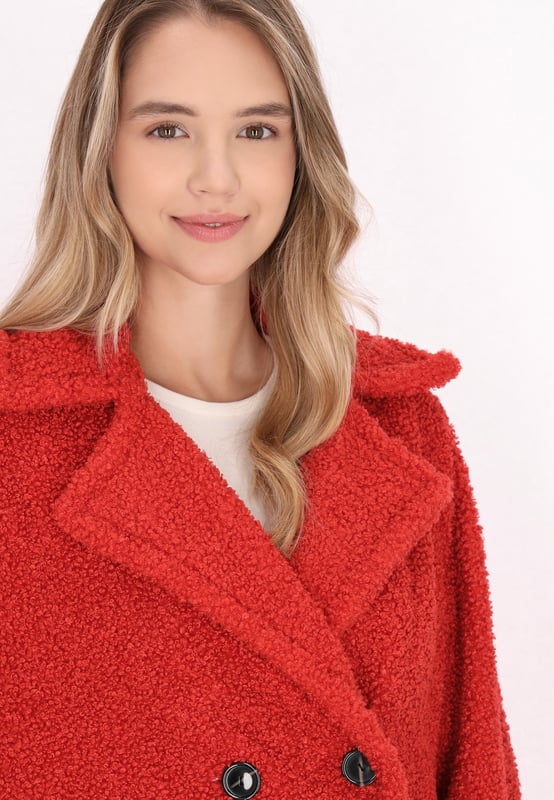 Ein strukturierter Mantel mit mittellangem Schnitt, Reverskragen und zweireihigem Knopfverschluss vorne. Erleben Sie die gemütliche Eleganz des weichen Stoffes. Lange Ärmel und Innenfutter machen dieses Stück ideal für kühleres Wetter. Verleihen Sie Ihrer Oberbekleidungskollektion mit diesem stilvollen Mantel, der für die moderne junge Frau entworfen wurde, eine lässige und doch schicke Note.  Kaminsims