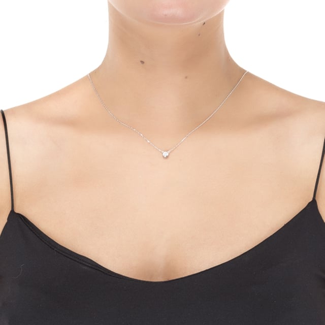 Collar imrak de plata de ley 925 y circonita brillante con acabado en baño de oro amarillo de 18 quilates. Essential encarna la sencillez refinada, piezas atemporales con líneas suaves y el brillo adicional de las circonitas. Joyas básicas sin pretensiones que son perfectas para el uso diario, pero también pueden funcionar en ocasiones especiales.