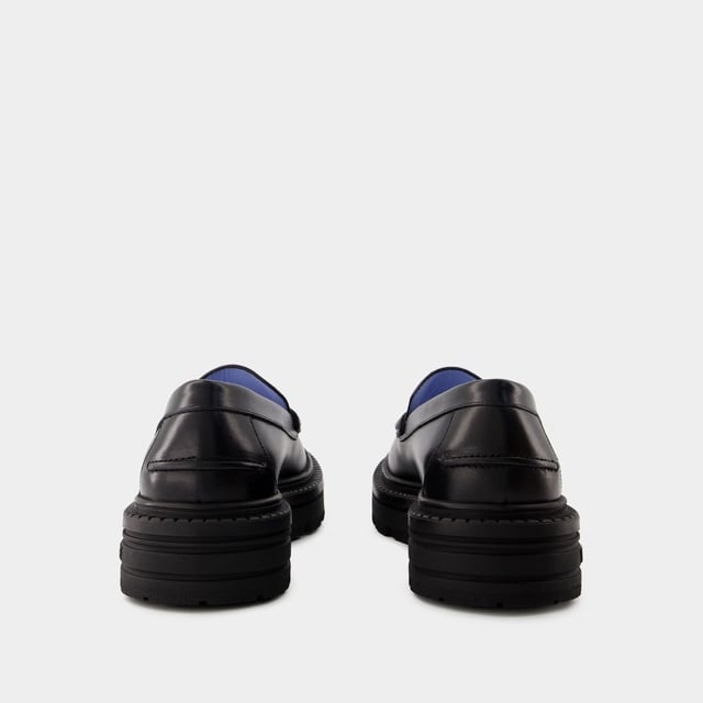 Mocasines Adriano - Versace - Piel - Negro Colores: Negro. Material principal: piel de becerro ante con efecto rejilla. Piel de becerro lisa. Cierre: fácil de poner. Forma de la punta: almendra. Cómo queda: fiel a la talla - Talla: IT.