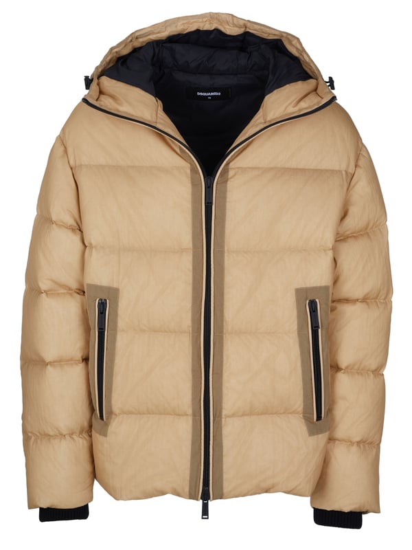 100% poliamida; chaqueta Dsquared2;  Modelo: S71AN0392 S60519 127;  Mano de obra de alta calidad;  Cuello alto, capucha con cordón;  Cremallera bidireccional;  Dos bolsillos laterales con cremallera, un bolsillo interior con botón de presión;  Forrado con nailon;  Detalles del logotipo de Dsquared2