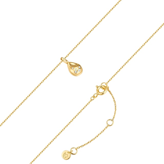 Do you love accessories in modern designs with a touch of glamour? Then you can't resist this necklace from the Glanzstücken München label! A teardrop-shaped pendant dangles from a delicate anchor chain and highlights your cleavage. Zirconia crystals scattered randomly provide stylish sparkle, well protected in rubbed frames. Made from 925 sterling silver and refined with yellow gold, the necklace is the optimal choice for all jewelry lovers who prefer the classic gold nuance. A practical spring ring clasp and an extension chain ensure excellent wearing comfort.