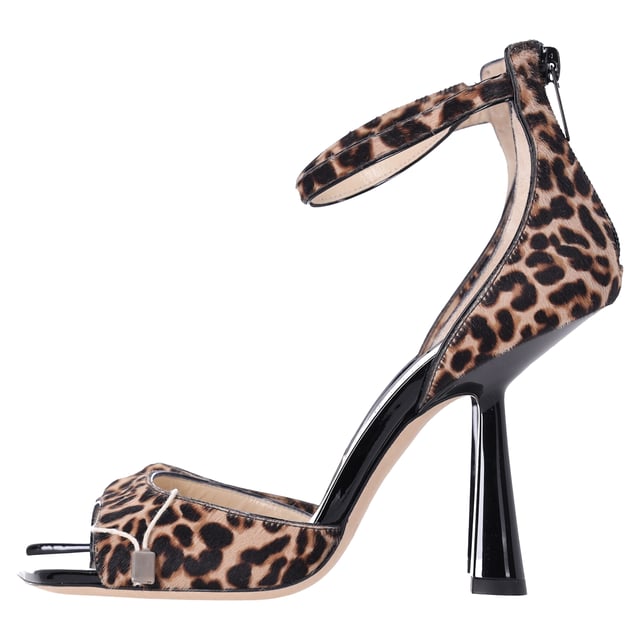 Jimmy Choo Reon Leopard Print Ankle Strap Heeled Sandals in Brown Calf Hair VINTAGE, RRP AS NEW
The Jimmy Choo Reon Leopard Print Ankle Strap Heeled Sandals in brown calf hair are the epitome of bold elegance and luxury. Featuring a striking leopard print design, these sandals are crafted from high-quality calf hair that exudes both texture and sophistication. The ankle strap ensures a secure fit while adding a touch of refinement, and the slender heel offers just the right amount of height to elevate any outfit. Perfect for both daytime chic and evening glamour, these sandals make a statement while remaining versatile enough for various occasions. Step into timeless style with the Jimmy Choo Reon Leopard Print Ankle Strap Heeled Sandals — a must-have for the fashion-forward.
Jimmy Choo Reon Leopard Print Ankle Strap Heeled Sandals in Brown Calf Hair
Condition: Excellent
Signs of wear: Include Box., No visible sign of wear. No Mark at insole., Very light mark at soles.
Packaging: Dust bag
Color: Brown
Material: Calf hair
Size: EU | 37/IT37/US7/UK4
Measurements: Heel height: 100; Insole length: 240
SKU: TONPUDESH444012W