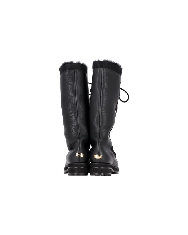 VINTAGE, RRP AS NEW
Conquer winter with the Jimmy Choo Rabbit Fur-Lined Snow Boots in Black Leather. Made from high-quality black leather, these boots offer a durable and stylish option for colder weather. The rabbit fur lining provides ultimate warmth and comfort, making them a cozy choice for even the coldest winter days. 

Jimmy Choo Rabbit Fur-Lined Snow Boots in Black Leather
Material: Leather
Color: Black 
Size: EU38.5
Condition: Excellent
Sign of Wear: No
SKU: 368262