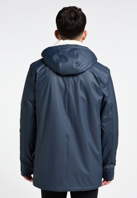 Eine für alles! Die kilata Regenjacke von ICEBOUND hält Sie nicht nur trocken, sondern auch warm. Verantwortlich dafür ist das kuschelweiche Webpelzfutter in Teddyoptik, das sich auch in der Kapuze wiederfindet. Von außen betrachtet sind es die versiegelten Nähte und das beschichtete Obermaterial, das Sie vor Regen und Nässe schützt. Die große Kapuze mit Tunnelzug und Kordel, verstellbare Ärmelenden, der sicher verdeckte Reißverschluss sowie die geräumigen Pattentaschen, die auch gleichzeitig als seitliche Eingrifftaschen dienen, runden die Sorglos-Performance der marinefarbenen Jacke gelungen ab.  Regenjacke mit Webpelzfutter in Teddyoptik