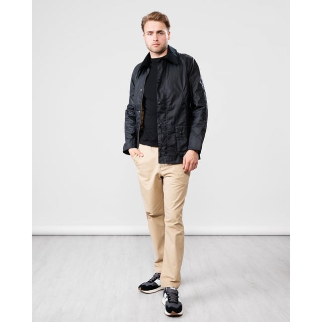 A rework of the contemporary engineered Bedale.

Mediumweight 6oz Barbour Sylkoil wax outer
Barbour Tartan lining
Washed cord collar
Nylon dripstrip
Inner patch pocket
Sponge clean only
Hood Available Separately