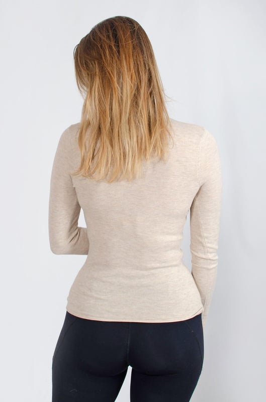 Elevate your knitwear collection with this soft jumper that's crafted from cosy, soft touch knit. It's designed in a regular fit and features a chic roll neck, rolled edges, and finished with a brass logo plate at hem .
Fit: Semi Fitted, Sizing: As expected
