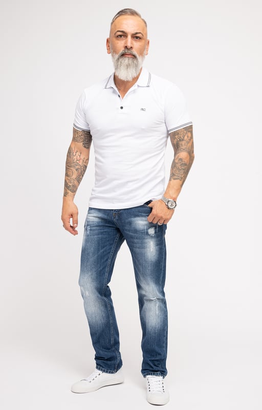 Die Jeans ist ein echter Stilklassiker, die zu nahezu jeder Gelegenheit getragen werden kann. Die Trendmarke "Indumentum" präsentiert Ihnen eine große Auswahl an modernen Herren Jeans, die für Freizeit, Alltag und Büro infrage kommen. Entdecken Sie verschiedene Designs, unterschiedliche Passformen und stylische Waschungen. Die Herren Jeans von "Indumentum" sind sehr bequem, sehen dabei gut aus und bieten eine hervorragende Qualität, sodass Sie lange Ihre Freude daran haben werden. Indumentum bietet Herren Jeans auch in großen Größen, sodass es für jeden Typ Mann das passende Modell gibt. Darüber hinaus können Sie sich zwischen diversen Passformen entscheiden.