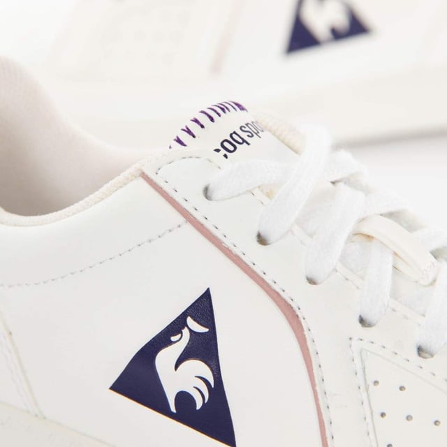 Basket Le Coq Sportif Icons Classic Jungen Weiß Leder. Authentischer Schuh der Marke Le Coq Sportif - Streetwear/Sportswear-Design von Le Coq Sportif - Le Coq Sportif für Jungen, perfekt für den Alltag - Der weiße Basket Le Coq Sportif lässt sich hervorragend mit dem Rest Ihrer Garderobe kombinieren - Bequemes Leder-Material - Klassische Schnürsenkel - Icons Classic - Synthetik.