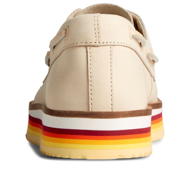 Der Authentic Original Bootsschuh - eine echte Ikone des Prep-Styles - hat alles angefangen. Jetzt mit einer aktualisierten Außensohle aus mehrfarbigem EVA-Gummi, die einen leuchtenden Farbteppich unter dem hochwertigen Lederobermaterial bildet.