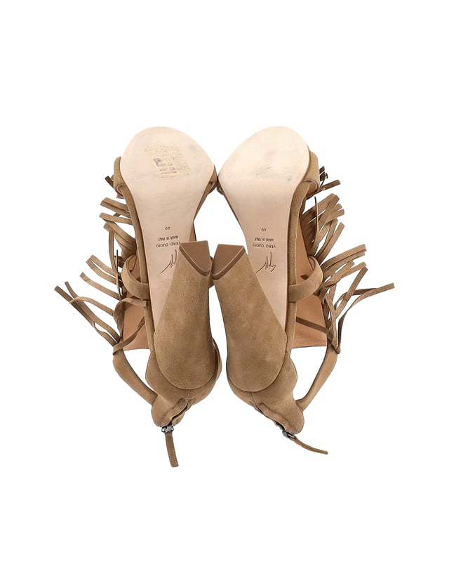 VINTAGE, RRP AS NEW
Made from beige suede, these Giuseppe Zanotti Alabama fringe sandals are perfect for the modern woman this summer. Pair with your favourite denim shorts, or team with a crisp white shirt and chinos to add that Italian touch to any outfit
Giuseppe Zanotti Alabama Fringed Sandals in Beige Suede
Sign of wear: Light wear on soles and insoles
Condition: Very good
Color: Beige
Material: Suede
Size: EU40
SKU: 290066