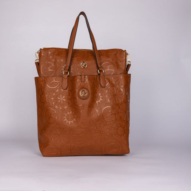 Nuestro bolso tote es un clásico atemporal, revisitado con un toque moderno. Su forma ancha y sus cómodas asas lo hacen perfecto para cualquier ocasión, desde la oficina hasta para ir de compras. El logotipo dorado y el estampado geométrico añaden un toque de elegancia, mientras que el espacioso interior te permite organizar tus pertenencias.
Dimensiones: Ancho 33,5 x Alto 13,5 x Fondo 32 cm