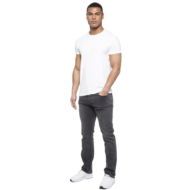 Enzo Designer Straight Leg Stretch Denim Jeans för herrar. Med 5 fickor, knappgylf och märkesknappar och nitar. Avslutad med en midjemärkning i PU-läder. (EZ359)