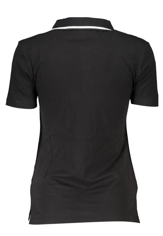 Camisa polo de algodón negra  
Diseño de mangas cortas  
Cierre de cuatro botones  
Detalles en contraste  
Aplicación de logo  
Versátil y elegante  
Fabricada con algodón de calidad  
Cómoda y duradera  
Apta para hombres  
Material: 95% algodón 5% elastano