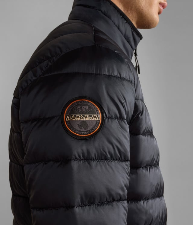 Chaqueta de invierno para hombre de la marca Napapijri. La chaqueta está hecha de poliéster de alta calidad y tiene un corte regular. La chaqueta cuenta con una cremallera arriba y abajo, fácil para el ciclismo, ciclomotores o scooters.  Marca: NapapijriNombre del modelo: Jacket Aerons S 3Categoría: chaqueta de hombreMateriales: poliésterColor: negro