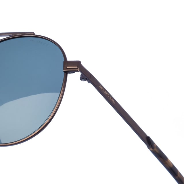 Gafas de sol Armand Basi con montura de metal.
 Color Metal-habana
 Forma ovalada.
 Lentes de color Azulado
 Patillas metalicas y acabado en acetato.
  Nombre de la marca grabado en la lente.
 Polarizada. 
 Incluye una funda de tela de protección.
Cristal antirreflejo.
Los colores reales del producto pueden variar ligeramente con respecto a los colores que muestra su monitor.
 
 Medidas  Ancho lente: 55 mm. Puente: 21 mm. Patillas: 145 mm.
 
 Limpiar las gafas con agua y jabón (neutro).
 - No utilice paños sucios o abrasivos, que puedan alterar las características de los filtros.
 - Utilice solo accesorios y repuestos originales.