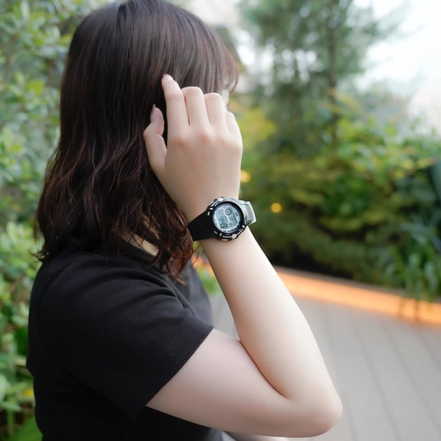 This Ice Watch Ice Digit Explorer - Black White Digital Watch for Child is the perfect timepiece to wear or to gift. It's Black 40 mm Round case combined with the comfortable Black Silicone watch band will ensure you enjoy this stunning timepiece without any compromise. Operated by a high quality Quartz movement and water resistant to 10 bars, your watch will keep ticking. Discover the ICE digit explorer Black white. This Digital watch has a Calendar function: Day-Date as well as Stop Watch , Countdown , Dual Time , Alarm and Light High quality 19 cm length and 19 mm width a Black Silicone strap with a Buckle Case diameter: 40 mm,case thickness: 16 mm, case colour: Black and dial colour: White
