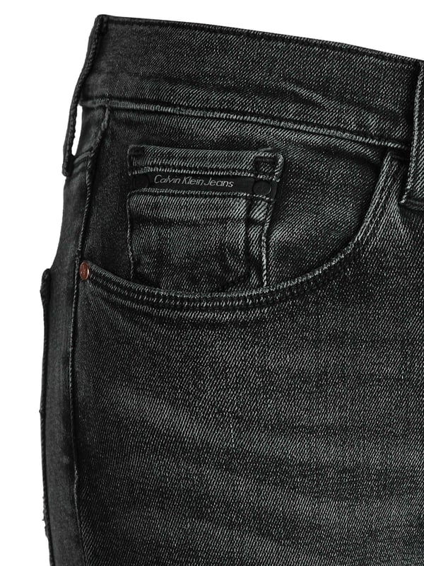77% algodón, 17% modal, 4% poliéster, 2% elastano; Vaqueros Calvin Klein Jeans; Modelo: J20J205889916; Mano de obra de alta calidad; Flaco, de talle alto, elástico; estilo "5 bolsillos"; Cierre: botón, cremallera; hebillas de cinturon; Mirada destruida; Muy elástico, se adapta a la forma del cuerpo hasta 3 tallas; Detalles del logotipo de Calvin Klein Jeans