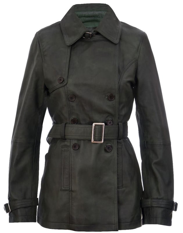Adéntrate en la elegancia atemporal con nuestra gabardina clásica. Esta obra maestra de doble botonadura muestra las características icónicas que definen el estilo de la gabardina. Su cierre tradicional de tres botones conduce a un cuello con muescas que se puede asegurar con una hebilla, evocando un cuello estilo camisa clásico para mayor calidez. La longitud extendida de la chaqueta proporciona protección adicional contra el frío, lo que la convierte en un elemento esencial del guardarropa de invierno versátil. Elementos clave del diseño: confeccionada con 100% de cuero napa ultra suave de primera calidad para una calidad y comodidad inigualables. Estilo clásico de gabardina con un diseño cruzado y cierre abotonado. El cinturón ajustable y las correas en los puños garantizan un ajuste a medida que complementa tu forma. Cuello con muescas con una hebilla para mayor estilo y calidez. Dos discretos bolsillos calientamanos en la cintura ofrecen un almacenamiento conveniente. Esta gabardina combina sin esfuerzo el estilo atemporal con la funcionalidad, lo que la convierte en un artículo imprescindible para quienes aprecian la moda clásica y la protección contra los elementos. Mejora tu guardarropa con esta pieza icónica.