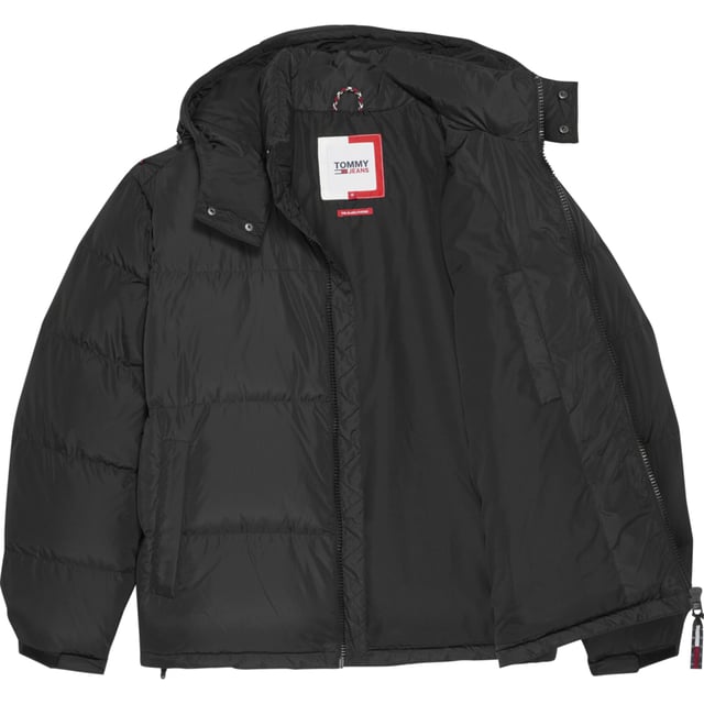 Chaqueta para hombre de la marca Tommy Jeans en color negro. La chaqueta está hecha de poliéster reciclado y tiene un corte regular. En el pecho lleva el icónico logo de Tommy.  Marca: Tommy JeansNombre del modelo: Alaska Puffer JacketCategoría: chaqueta de hombreMateriales: poliéster recicladoColor: negro