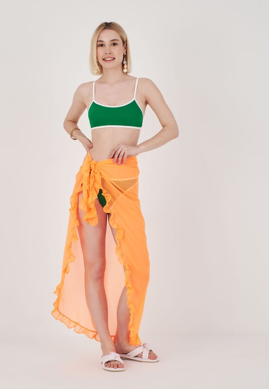 Herita Langer Pareo
-------------------------------------------------------------------
Der Herita Long Pareo ist eine wunderbare Mischung aus Eleganz und Vielseitigkeit, die Ihren Abenteuern am Meer einen Hauch von Luxus verleiht. Mit viel Liebe zum Detail wurde dieser Pareo aus hochwertigem Stoff gefertigt, der anmutig fällt und unendlich viele Stylingmöglichkeiten bietet. Ob als schickes Wickeltuch oder als stilvoller Sarong, der Herita Long Pareo lässt sich mühelos mit Badeanzügen und Strandkleidung kombinieren. Das raffinierte Design und die leuchtenden Farben machen ihn zu einem Blickfang, der sich perfekt zum Entspannen am Pool oder für exotische Ausflüge eignet. Mit dieser unverzichtbaren Ergänzung Ihrer Urlaubsgarderobe können Sie den Reiz des glamourösen Strandvergnügens auskosten.
-------------------------------------------------------------------
Stichpunkte zum Artikel:

* Mühelose Eleganz: Der Herita Long Pareo strahlt mühelose Eleganz aus und unterstreicht Ihren Strandlook mit seinem luxuriösen Fall.
* Vielseitiger Stil: Dieser Pareo kann auf verschiedene Weise gestylt werden, als schickes Wickeltuch oder als stilvoller Sarong.
* Premium Qualität: Mit viel Liebe zum Detail aus hochwertigem Stoff gefertigt, für dauerhaften Komfort und Haltbarkeit.
* Lebendiges Design: Das aufwendige Design und die leuchtenden Farben machen diesen Pareo zu einem herausragenden Stück in Ihrem Strandensemble.
* Schicker Strandbegleiter: Perfekt zum Entspannen am Pool oder für exotische Ausflüge - der Herita Long Pareo verleiht Ihren Strandmomenten einen Hauch von Glamour.
-------------------------------------------------------------------
Qualität und Verwendung:
* Erleben Sie höchste Qualität und Komfort mit dem Herita Long Pareo, der Ihren Strandstil mit seinem luxuriösen Look auf die nächste Stufe hebt.
-------------------------------------------------------------------
Design:
* Der Herita Long Pareo hat ein raffiniertes Design, das die Essenz des luxuriösen Strandvergnügens einfängt und ihn zu einem unverzichtbaren Accessoire für Ihre Urlaubsgarderobe macht.
-------------------------------------------------------------------
Waschanleitung:

* Schonende Handwäsche: Waschen Sie den Pareo mit der Hand in kaltem Wasser und mit einem milden Waschmittel, damit seine leuchtenden Farben und seine Weichheit erhalten bleiben.
* Vermeiden Sie grobe Behandlung: Behandeln Sie den Pareo vorsichtig, um ein Ausfransen und Beschädigen des Gewebes zu vermeiden.
* Nach Gebrauch ausspülen: Spülen Sie den Pareo nach jedem Strandbesuch mit kaltem Wasser aus, um Salz und Sand zu entfernen.
* Flach trocknen: Lassen Sie den Pareo flach trocknen und vermeiden Sie direktes Sonnenlicht, um die Farben zu erhalten.
-------------------------------------------------------------------
Sorgfältig aufbewahren: Falten Sie den Pareo ordentlich und bewahren Sie ihn an einem kühlen, trockenen Ort auf, um Falten zu vermeiden und die Qualität zu erhalten.
Erhöhen Sie Ihre Eleganz am Strand mit dem Herita Long Pareo - ein vielseitiges Accessoire, das Ihrer Strandmodekollektion einen Hauch von Luxus und Stil verleiht und perfekt ist, um am Wasser ein Statement abzugeben.