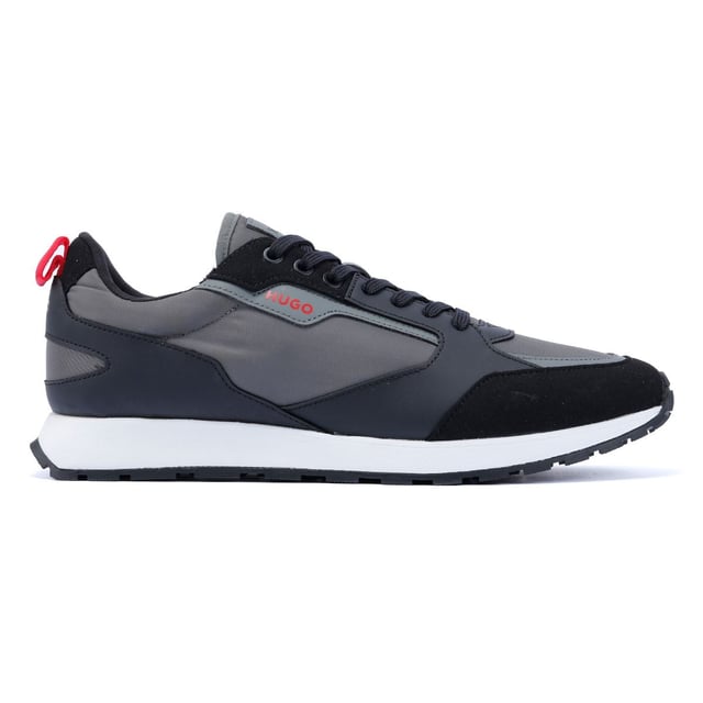Stylische Sneakers mit einem Obermaterial aus einem Mix aus hochwertigen Materialien für Strapazierfähigkeit und Struktur. Der flache Knöchelkragen sorgt für einen eleganten Look und die gepolsterte Innensohle für ganztägigen Komfort. Die leichte EVA-Laufsohle sorgt für hervorragende Flexibilität und Unterstützung.