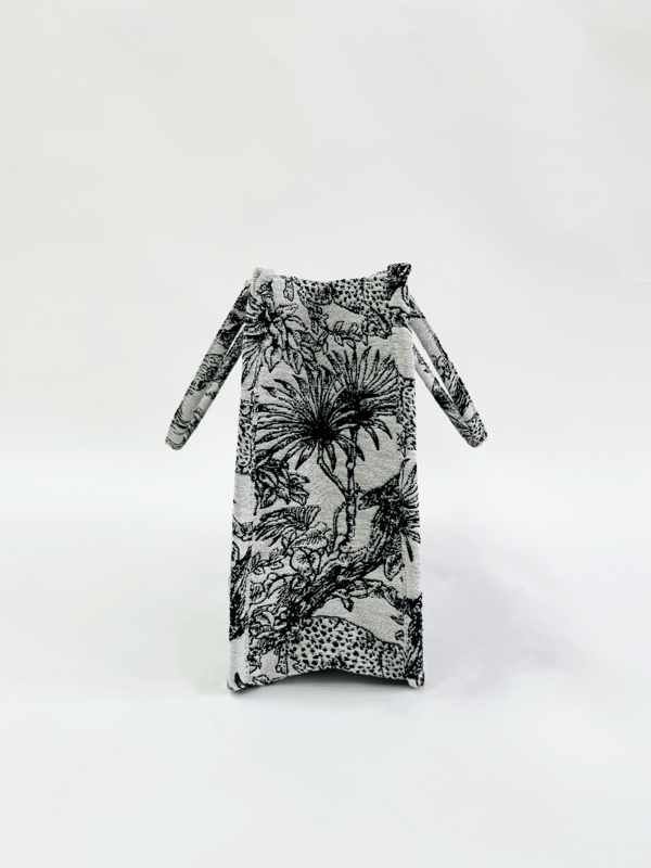 Colour: Grey/Black
Material: 100% Cotton
Size: W - 40cm H - 30cm D - 15cm
Care: Spot Clean Only
SKU: HB326402