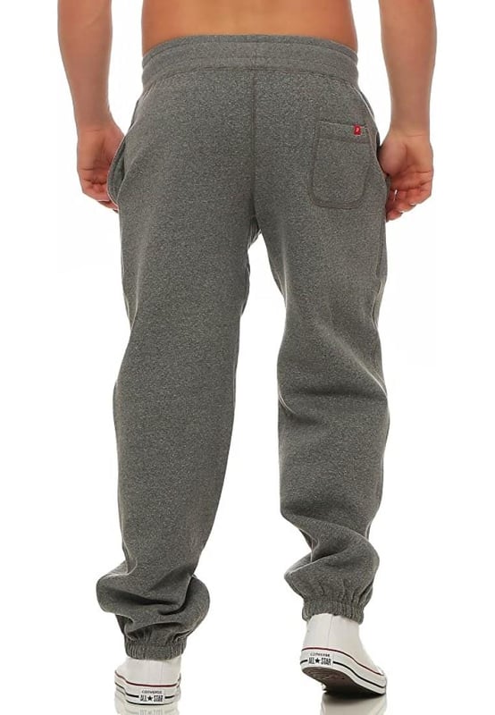 Nike Herren-Fleece-Jogger in Anthrazit.     
Nike Navy-Stickerei auf dem linken Bein.     
Reichhaltiges Baumwoll-Mischgewebe mit warmem Fleece-Futter.     
Marinefarbener, kontrastierender Gummizug am Bund mit verstellbaren inneren Kordeln.     
Zwei seitliche Einschubtaschen und eine Tasche für die Brieftasche.