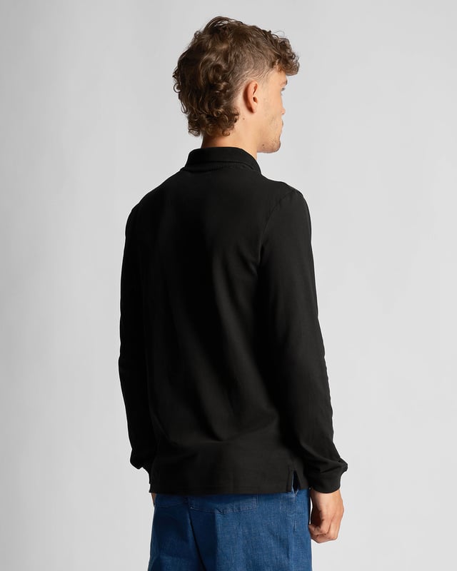 För svalare morgnar på golfbanan är Lyle \u0026 Scott långärmad polotröja en polotröja i spandex/bomullsblandning. Den har en minimalistisk design och är tillverkad av stretchmaterial med fukttransporterande egenskaper för komfort på banan.