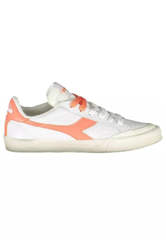 Zapatillas blancas de tela.
  Calzado deportivo con cordones.
  Segundo encaje en contraste.
  Detalles en contraste
-Logotipo.
  Disenado para mujeres.