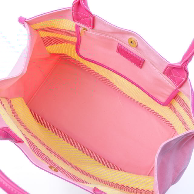 ¡Añade un toque de color y vitalidad a tu look con esta hermosa bolsa de mano!

Con su diseño texturizado multicolor único y llamativo, esta bolsa es perfecta para la temporada de verano. Se combina sin esfuerzo con varios atuendos, aportando tanto estilo como practicidad.

Dimensiones: 41 x 33 x 18 cm