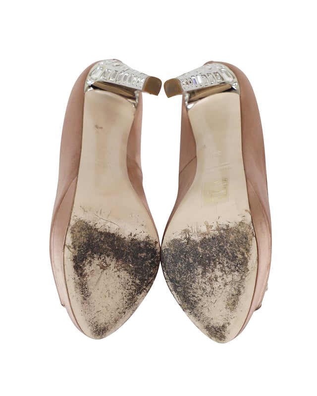 VINTAGE, UVP WIE NEU
Setzen Sie ein atemberaubendes Statement mit diesen wunderschönen Plattform-Pumps von Miu Miu! Die beigen Pumps sind aus Satin gefertigt und verfügen über Peep-Toes mit Kristallverzierungen, Plattformen und 12 cm hohen, mit Kristallen besetzten Absätzen. Enthält Box und Staubbeutel.

Miu Miu Kristallverzierte Peep Toe Plattform-Pumps aus nude Satin
Zustand: gut
Material: Satin
Größe: 38
Abnutzungserscheinungen: Flecken, abgeriebene Sohlen
SKU: 261762