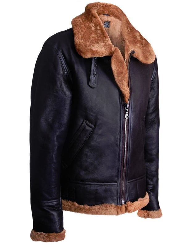 Esta chaqueta de aviador de piel de oveja B3 Ginger Shearling, de hermoso corte, que se presentó en 1934, es nuestra chaqueta de piel de oveja más popular. Numerosos iconos del cine han hecho famosa esta chaqueta desde su creación en 1934, convirtiéndola en un clásico atemporal. Diseñada con el mejor forro de piel de oveja gruesa, no hay mejor chaqueta para mantenerte abrigado durante este invierno. Para mayor protección, el cuello se puede subir y abrochar con la ayuda de dos correas con hebillas y la cintura se puede ajustar para brindar un ajuste más personalizado. Si hay una prenda de vestir que te protegerá contra el clima frío y capturará el corazón de la historia de la aviación británica, es esta.