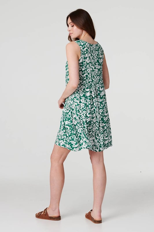 You can never go wrong with a stylish swing dress for summer. This one even has hidden pockets! It has a relaxed swing fit, a round neck, strap sleeves and a knee-length hem. Pair with sandals and a sunhat and you're instantly holiday-ready .