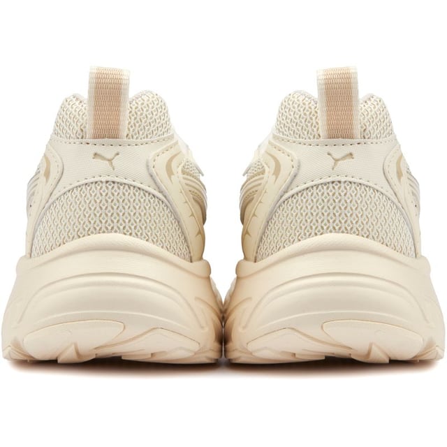 Corre salvaje y libre con el Puma Morphic. Estas modernas zapatillas para niños combinan rendimiento y estilo para jugar todo el día. Construidos con parte superior de nailon liviano y suelas de goma duraderas, brindan la comodidad y el soporte que los pies en crecimiento necesitan. La elegante silueta presenta el ADN deportivo de Puma para una apariencia atlética moderna. Deja volar la imaginación de tu pequeño con las Puma Morphic.