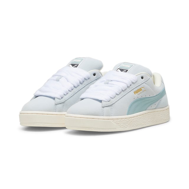 PRODUKTBESCHREIBUNG: Diese frische Interpretation des klassischen Suede schöpft Inspiration aus PUMAs Erbe im Breakdance und dessen Einfluss auf die moderne Streetwear. Der Suede XL bewahrt das ikonische DNA des Suede, verleiht ihm jedoch mit einem übertrieben gepolsterten Kragen und Zunge sowie einer robusteren Sohle eine besondere Note. Diese Ausführung verfügt über ein Obermaterial aus vollständig suede, ergänzt mit einem Leder-Formstreifen. MERKMALE & VORTEILE: PUMAs Lederprodukte unterstützen verantwortungsvolle Herstellung über die Leather Working Group. www.leatherworkinggroup.com DETAILS: Obermaterial aus Suede; Leder-Formstreifen; Zunge aus Suede mit Mesh-Bindung; Prägedruck und Folien-Print mit PUMA-Branding im seitlichen Bereich; Mesh-Futter; Mesh-Einlegesohle; Gummi-Mittelsohle; Gummi-Laufsohle; Futter: Textil, Andere; Laufsohle: Gummi; Obermaterial: Leder; Einlegesohle: Textil