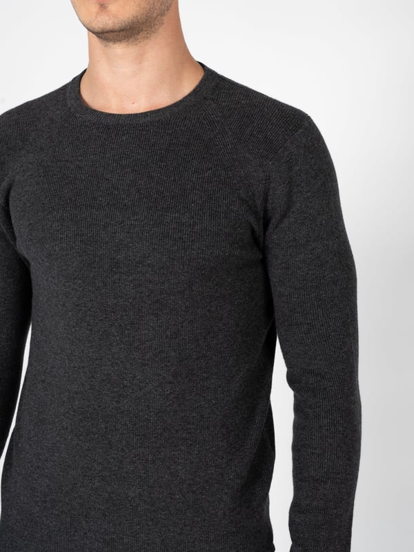De eenvoudige snit van deze trui is de kwintessens van tijdloze elegantie die geweldig zal staan in elke garderobe, zelfs de meest minimalistische.

De C-halslijn geeft een subtiele touch aan je look en laat je favoriete juwelen of stropdas goed uitkomen.

De gebreide taille en mouwen zorgen voor een perfecte pasvorm en dat de trui zijn vorm behoudt, wat cruciaal is voor het comfort en de levensduur van het kledingstuk.

Het discrete maar opvallende bedrijfslogo op de hals is een bewijs van de authenticiteit en hoge positie van het merk in de modewereld.

Gemaakt van gebreid materiaal van hoge kwaliteit dat niet alleen garant staat voor zachtheid en comfort, maar ook bestand is tegen pilling en gemakkelijk te onderhouden is.