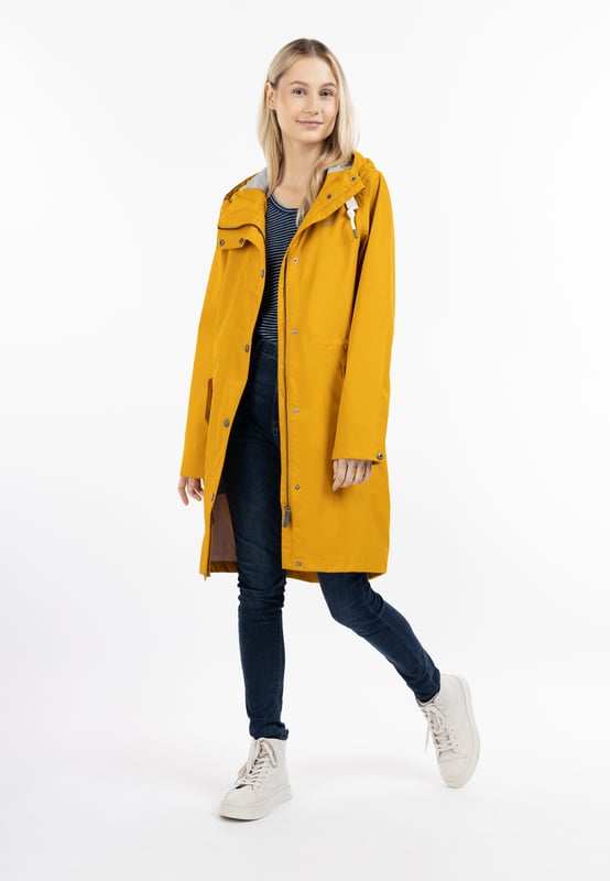 Deze trendy regenjas van ICEBOUND verrijkt je garderobe niet alleen op regenachtige dagen. Wij zijn onder de indruk van de hoogwaardige uitrusting, de slanke, lange parkavorm en de hoge opstaande kraag. Het zachte, gecoate materiaal voelt elegant aan en is door zijn lichtheid comfortabel om te dragen. Dankzij de polyurethaancoating en gesealde naden biedt de jas betrouwbare bescherming tegen wind en water. Daarnaast is er de grote capuchon, die indruk maakt met een stijlvol koord en gegraveerde logo-oogjes. De ritssluiting eindigt in een praktische kinbescherming en de twee met flappen beschermde handzakken bieden allerlei ruimte. De typische ijsberg van het merk op de borst complementeert de populaire ICEBOUND outdoor-look.  Regenjack met subtiele print op de achterkant van de buitenstof