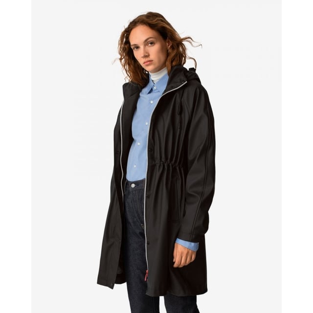 Size/Fit Summary: True to size, Oversized fit. If you want a fitted look, it is recommended to size down. Centre back measurement for Size S is 93cm and sleeve length from neck point is 73.5cm.
Designed for daily use in transitional seasons, the Women's Rain Parka is cut to a mid-thigh length for added coverage and is the ultimate protection against harsh and unpredictable weather. This fully waterproof parka features a welded seam construction and full mesh body lining for breathability. With a stylish oversized shape, a cinchable waist allows for a customisable fit.

Certified vegan
Fully waterproof with welded seams
Hunter Tri-coloured zipper with snap storm flap
Full body mesh lining for breathablility
Underarm eyelets for additional ventiliation
Waist drawcord to adjust fit
Hood with drawcord to adjust opening to protect from wind and rain
Reversed entry welt pockets to prevent rain from entering
Snap adjustable cuff

Product code: WRO1402WAP